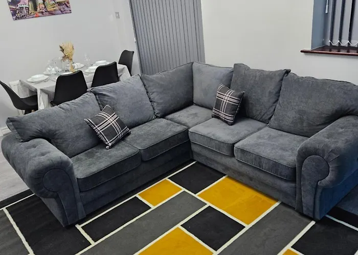 Lister Park Bradford 2Bed Detached Cottage House Parking Cinema Screen Games Room
