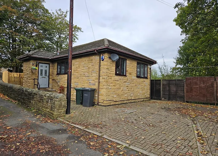 Lister Park Bradford 2Bed Detached Cottage House Parking Cinema Screen Games Room