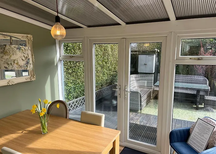 Honeybee Cottage, With A Log Fire & A Hot Tub.