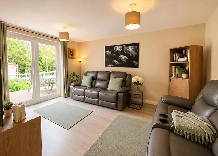 Spacious 2 Bedroom House In Bingley With Parking, Washer-Dryer, Big Fridge, Sleeps 5, Easy Access To Saltaire, Bradford, Haworth, Ilkley, Leeds