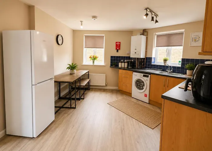 Spacious 2 Bedroom House In Bingley With Parking, Washer-Dryer, Big Fridge, Sleeps 5, Easy Access To Saltaire, Bradford, Haworth, Ilkley, Leeds